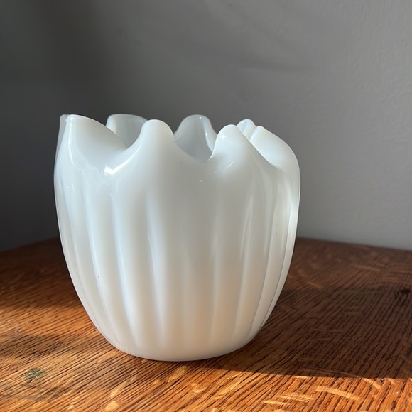 beautiful milk glass bowl / vase - Picture 4 of 6